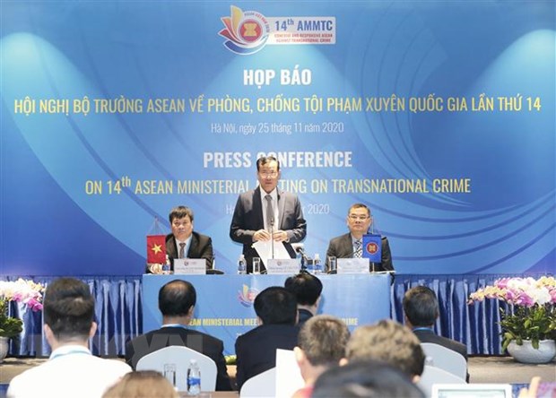 Thiếu tướng Lê Tấn Tới, Thứ trưởng Bộ Công an, phát biểu tại buổi họp báo Hội nghị Bộ trưởng ASEAN về phòng, chống tội phạm xuyên quốc gia lần thứ 14. (Ảnh: Doãn Tấn/TTXVN)