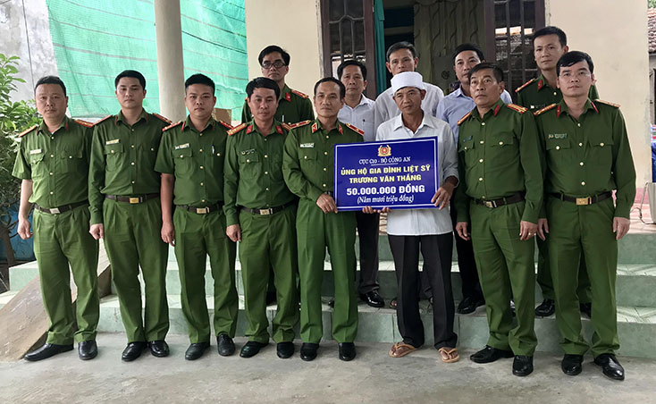 Đoàn công tác trao số tiền hỗ trợ 50 triệu đồng cho gia đình liệt sỹ Trương Văn Thắng