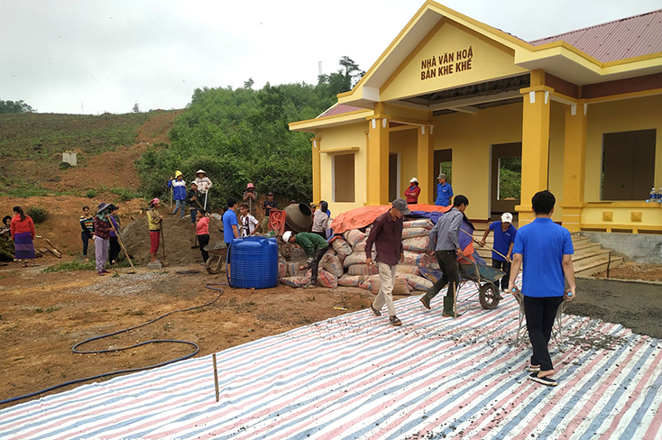 Đoàn viên, thanh niên và người dân cùng làm sân thể thao ở bản Khe Khế (xã Kim Thủy, Lệ Thủy).