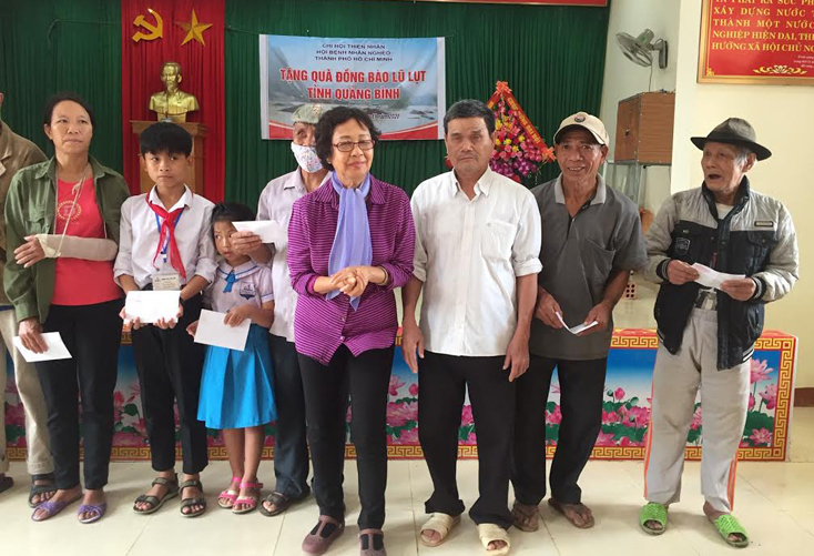 Đoàn trao quà cho người dân là NKT, TMC, hộ nghèo.