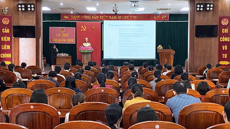Các đại biểu quán triệt chính sách mới về thuế.