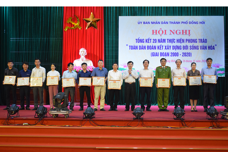 Đại diện lãnh đạo TP. Đồng Hới tặng Giấy khen cho các tập thể đạt thành tích xuất sắc trong việc thực hiện phong trào “TDĐKXDĐSVH”, giai đoạn 2000-2020. 