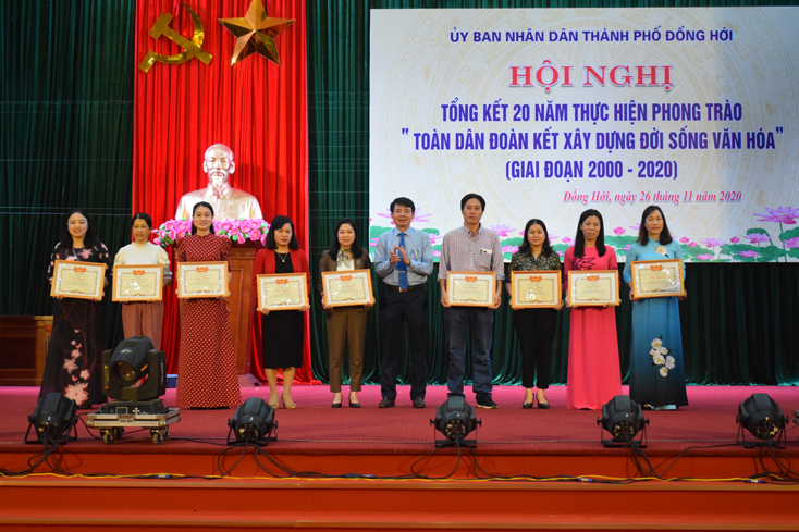 Đại diện lãnh đạo TP. Đồng Hới tặng Giấy khen cho các tập thể, cá nhân đạt thành tích xuất sắc trong việc thực hiện phong trào “TDĐKXDĐSVH”, giai đoạn 2000-2020. 