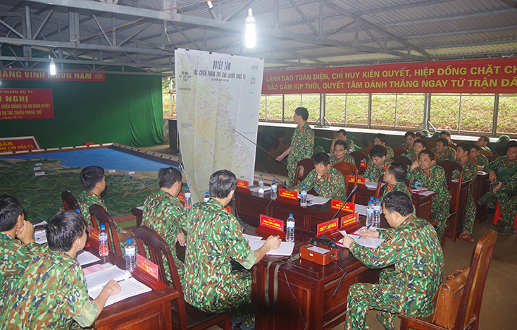 Thông qua quyết tâm tác chiến phòng thủ.