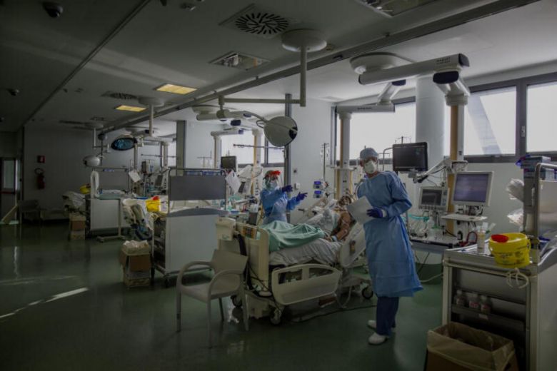 Loại đột biến 614G lần đầu phát hiện tại Trung Quốc hồi tháng 1-2020 đã lan nhanh đến châu Âu và Mỹ. Ảnh: NYTIMES