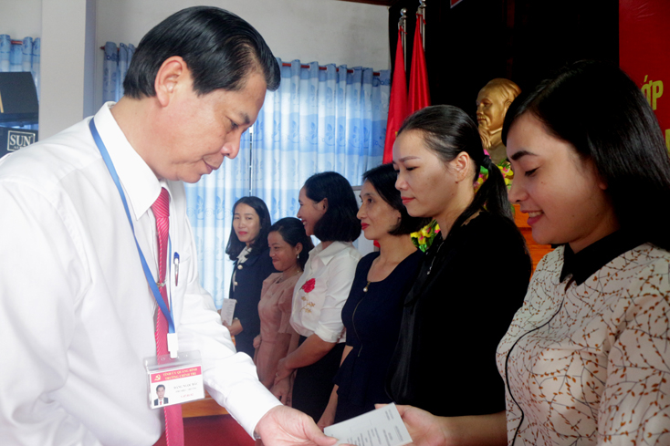 Lãnh đạo Trường Chính trị tỉnh khen thưởng các học viên xuất sắc.