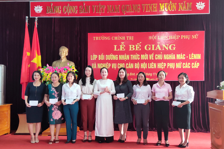 Hội LHPN tỉnh trao chứng nhận cho các học viên.