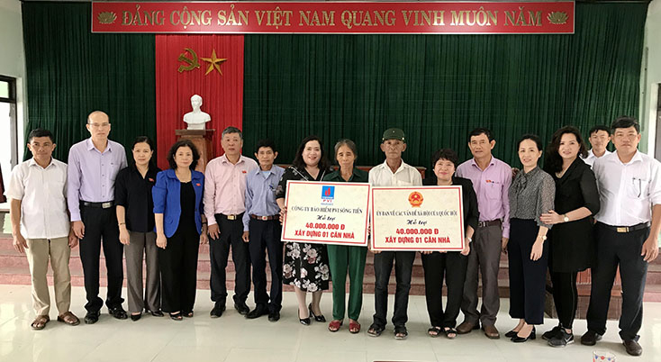 Đoàn công tác trao hỗ trợ cho 2 gia đình có nhà bị sập tại xã Hồng Thủy