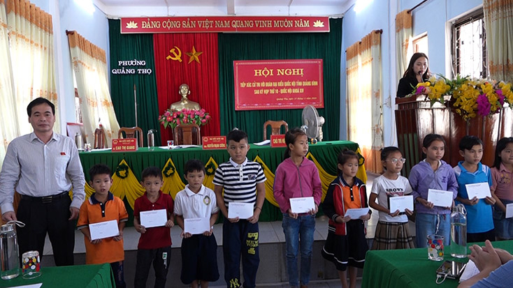 Đoàn ĐBQH tỉnh trao quà “Tiếp sức đến trường” cho các em học sinh nghèo vượt khó học giỏi