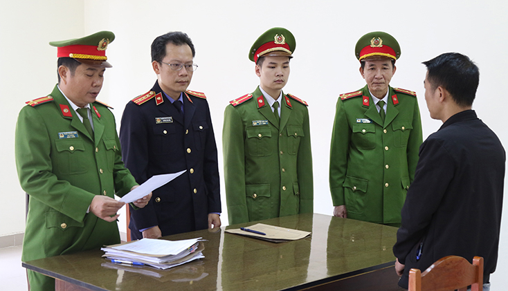 Cơ quan công an tống đạt các quyết định đối với Ngô Xuân Sĩ