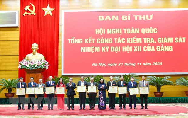 Tập thể có thành tích xuất sắc nhận Bằng khen của Ủy ban Kiểm tra Trung ương. (Ảnh. Phương Hoa/TTXVN)
