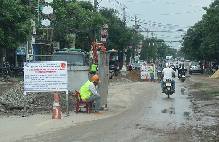 Do dự án của Ban Quản lý dự án Môi trường và Biến đổi khí hậu TP Đồng Hới quản lý đang thi công hệ thống thoát nước nên nhiều đoạn tuyến thuộc dự án Hệ thống đường từ cầu Nhật Lệ 2 đến đường Hồ Chí Minh nhánh Đông chưa được bàn giao mặt bằng để nhà thầu thi công phần mặt đường.