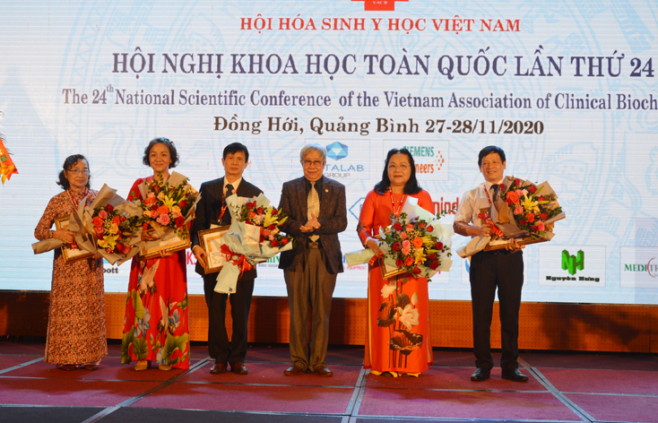 Tổng hội Y học Việt Nam tặng bằng khen cho các cá nhân có nhiều thành tích.