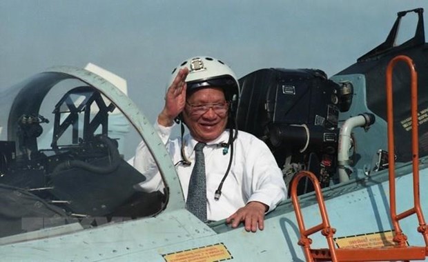  Chủ tịch nước Lê Đức Anh lên buồng lái máy bay chiến đấu Su-27 trong chuyến thăm Trung đoàn Không quân 937, Quân chủng Không quân Việt Nam, ngày 1-5-1996. (Ảnh: Cao Phong/TTXVN)
