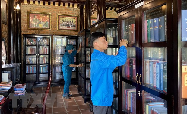 Người dân huyện Phú Lộc (Thừa Thiên-Huế) dọn dẹp Nhà văn hóa Đại tướng Lê Đức Anh chào mừng 100 năm Ngày sinh Đồng chí Lê Đức Anh. (Ảnh: Mai Trang/TTXVN)