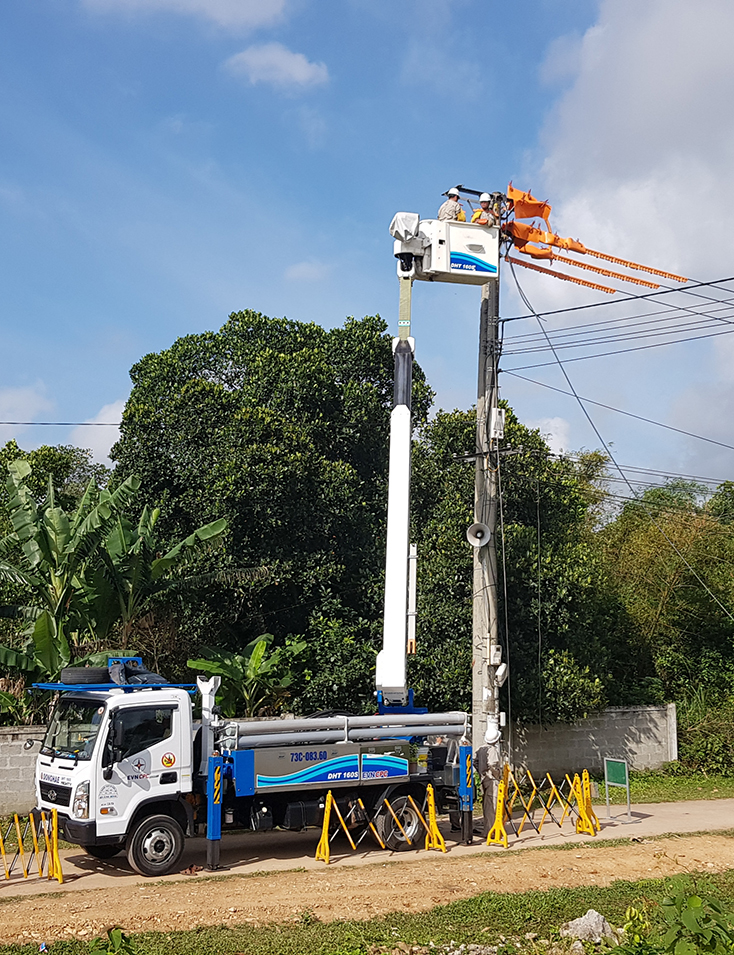 Sửa chữa điện nóng là một trong những bước tiến mới nhờ ứng dụng khoa học công nghệ hiệu quả của PC Quảng Bình trong những năm qua.