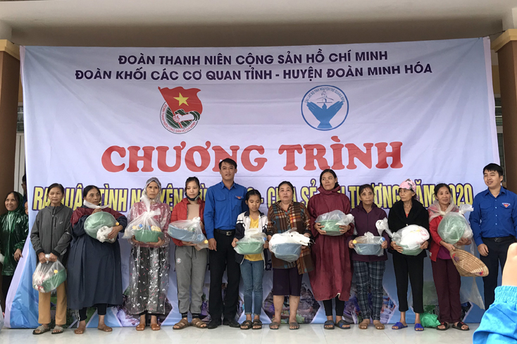 Tặng quà cho ngời dân.