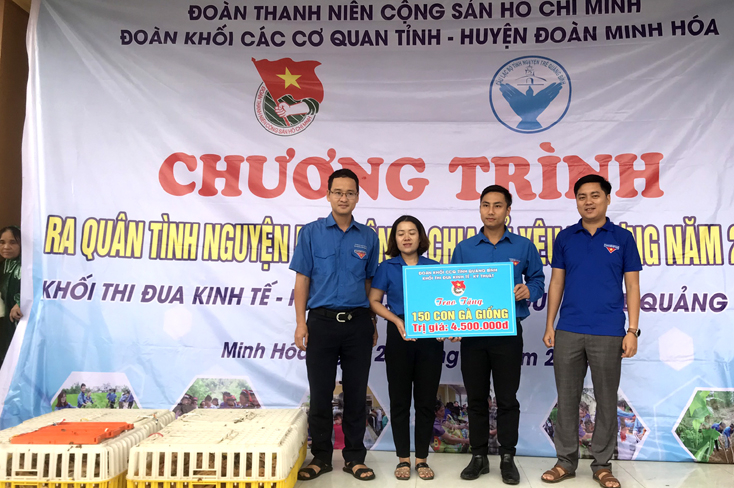 Trao tặng gà giống cho thanh niên yếu thế.