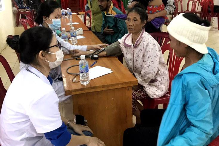 Cấp phát thuốc cho người dân.