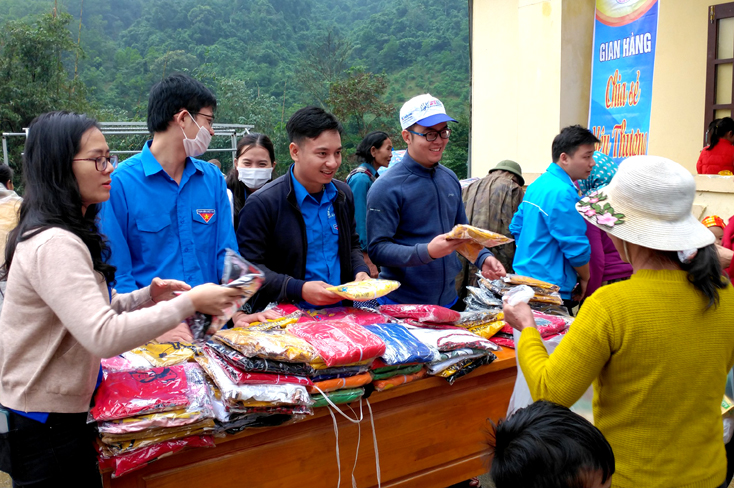 Tổ chức gian hàng san sẻ yêu thương.