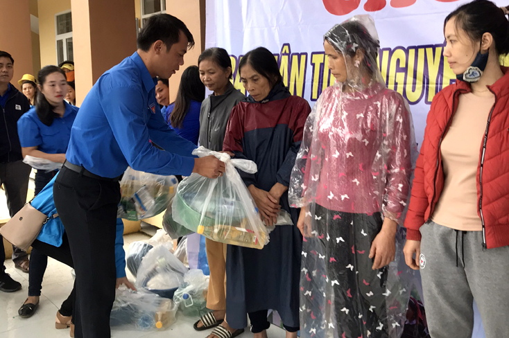 Caccs phần quà được trao nhằm giúp người dân vượt qua khó khăn.