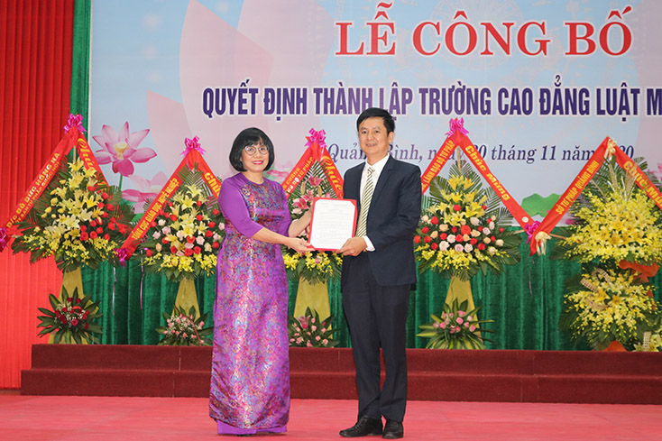  Đồng chí Thứ trưởng Bộ tư pháp, Đặng Hoàng Oanh trao quyết định bổ nhiệm Quyền Hiệu trưởng cho ông Võ Khắc Hoan.