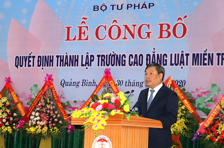 Đồng chí Vũ Đại Thắng Ủy viên dự khuyết BCH Trung ương Đảng, Bí thư Tỉnh ủy phát biểu tại buổi lễ công bố thành lập Trường Cao đẳng Luật miền Trung.