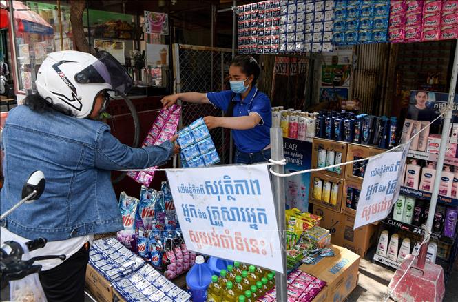  Người dân đeo khẩu trang phòng lây nhiễm COVID-19 tại Phnom Penh, Campuchia. Ảnh minh họa: AFP/TTXVN