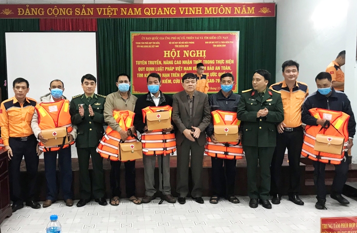  Trao áo phao cứu sinh cùng 10 túi cơ số thuốc sơ cấp cứu ngư dân.