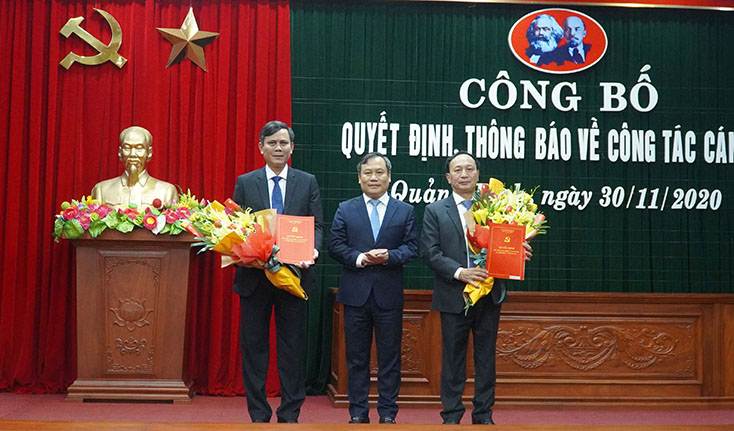 Đồng chí Bí thư Tỉnh ủy Vũ Đại Thắng tặng hoa và trao quyết định phân công, điều động cho các đồng chí Phó Bí thư Thường trực Tỉnh ủy Trần Hải Châu và Chủ tịch UBND tỉnh Trần Thắng