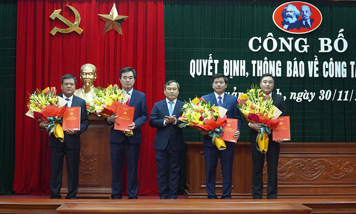 Đồng chí Bí thư Tỉnh ủy Vũ Đại Thắng tặng hoa và trao quyết định cho các đồng chí cán bộ được phân công, điều động, bổ nhiệm