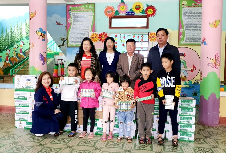 …và trao quà cho các trường học trên địa bàn xã Hàm Ninh, Vạn Ninh và trị trấn Quán Hàu. 
