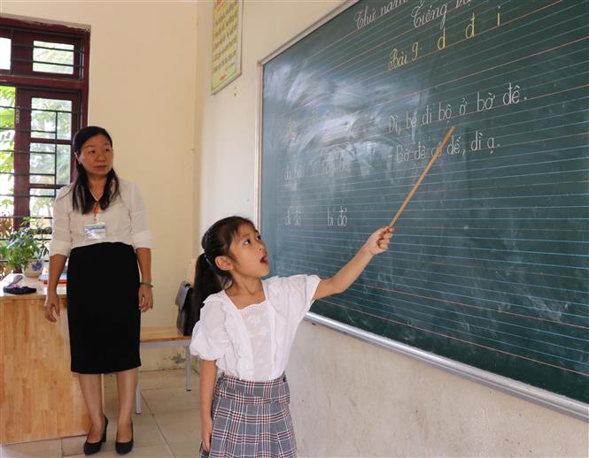  Học sinh trường Tiểu học Đình Tổ 2, huyện Thuận Thành, tỉnh Bắc Ninh học chương trình dạy SGK lớp 1 mới. Ảnh: Thái Hùng - TTXVN
