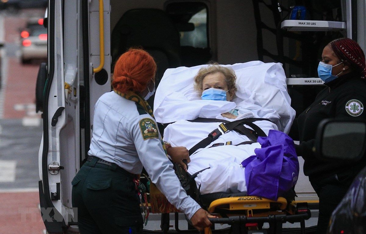  Chuyển bệnh nhân nhiễm COVID-19 tới bệnh viện Tisch ở New York, Mỹ. (Ảnh: AFP/TTXVN)