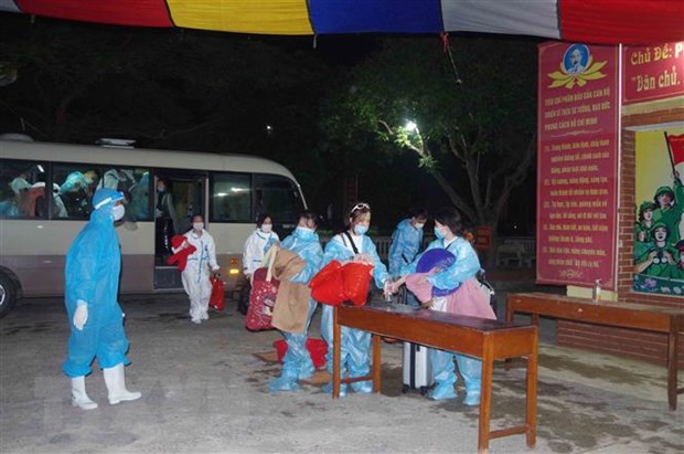  Công dân làm thủ tục vào Cơ sở cách ly số 1. (Ảnh: Đinh Tuấn/TTXVN)