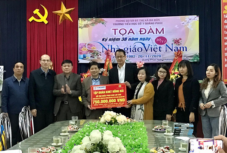 Đoàn công tác trao hỗ trợ cho Trường tiểu học số 1 Quảng Phúc