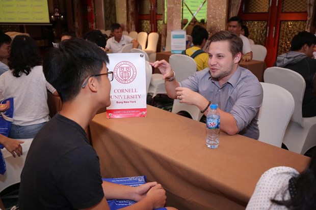Ứng viên tham gia tư vấn du học Mỹ. (Ảnh: PV/Vietnam+)