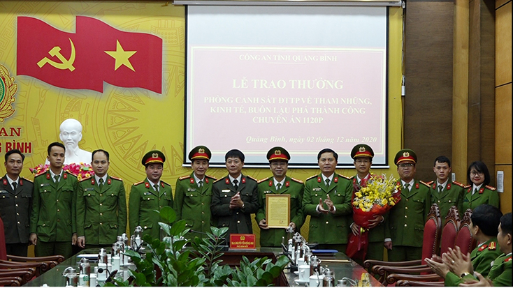 Lãnh đạo Công an tỉnh thưởng nóng 10 triệu đồng cho Phòng Cảnh sát điều tra tội phạm về tham nhũng, kinh tế, buôn lậu về thành tích phá thành công chuyên án buôn bán hơn 62 pháo trái phép.