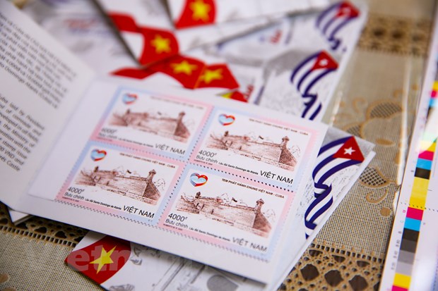 Đây là bộ tem chung được phát hành bởi Bộ Thông tin và Truyền thông Việt Nam và Bộ Truyền thông Cuba. (Ảnh: Minh Sơn/Vietnam+)