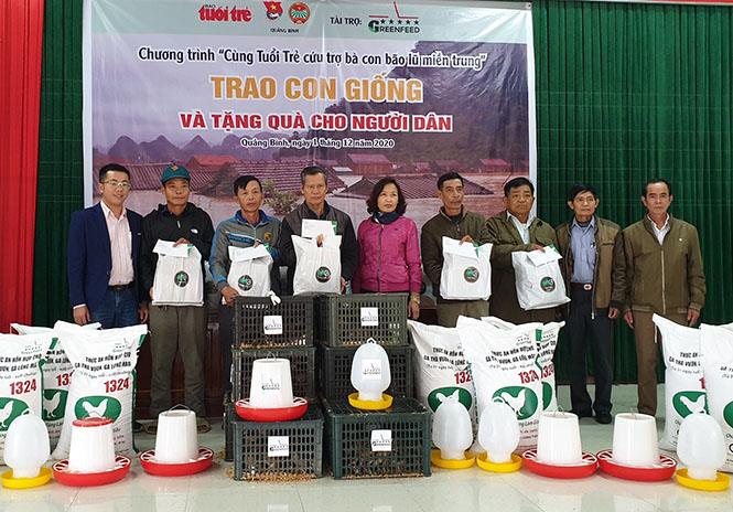 Đoàn thiện nguyện trao quà cho người dân vùng lũ huyện Lệ Thủy