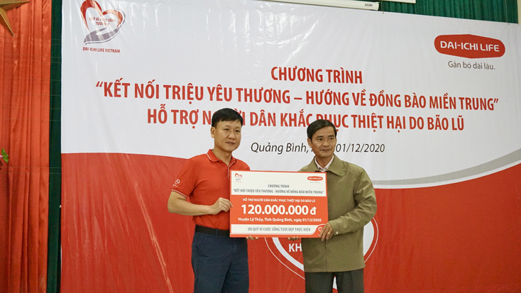 Ông Trần Đình Quân, Tổng Giám đốc Công ty Bảo hiểm nhân thọ Dai-ichi Việt Nam kiêm Chủ tịch Quỹ Vì cuộc sống tươi đẹp trao tượng trưng tiền hỗ trợ người dân vùng ngập lụt Lệ Thủy khắc phục hậu quả mưa lũ.