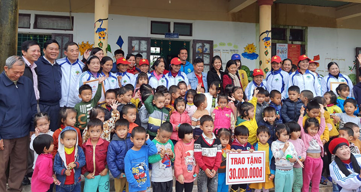 Trao quà cho học sinh vùng lũ Lệ Thủy.