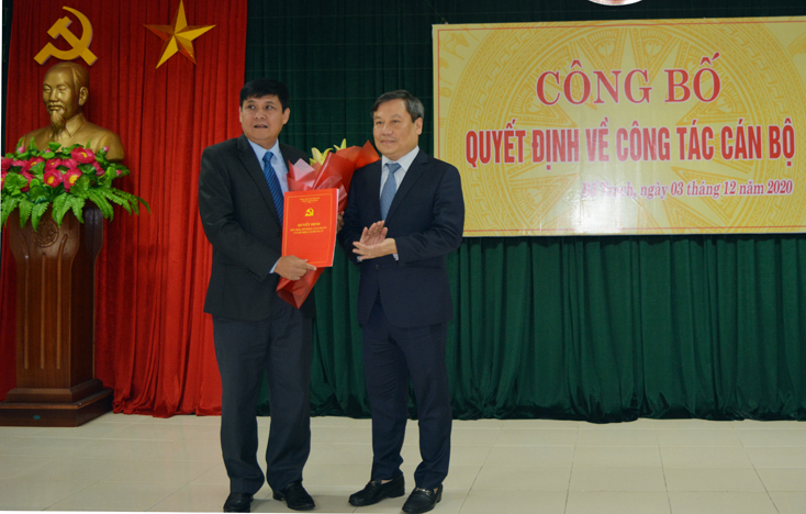 Đồng chí Vũ Đại Thắng, Ủy viên dự khuyết Ban Chấp hành Trung ương Đảng, Bí thư Tỉnh ủy trao quyết định và tặng hoa chúc mừng đồng chí Lê Công Toán.