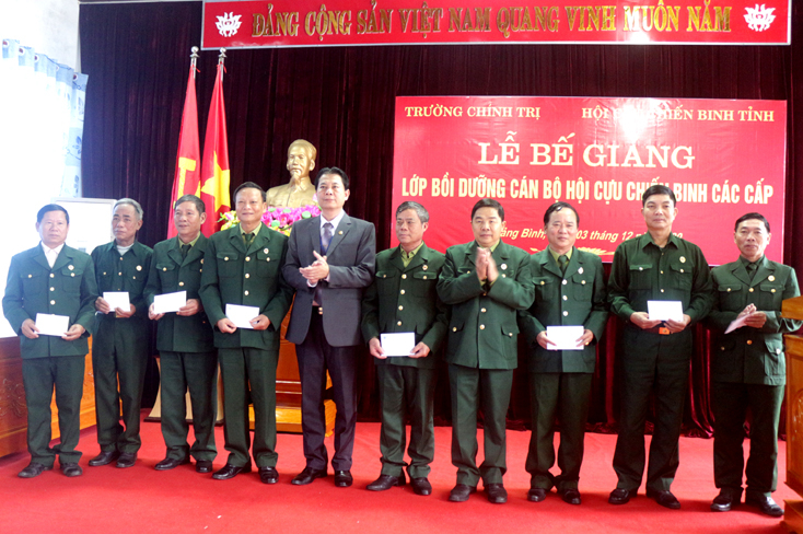Lãnh đạo trường Chính trị tỉnh và Hội CCB tỉnh tuyên giương các học viên xuất sắc.