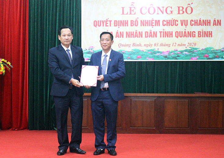 Đồng chí Nguyễn Văn Tiến, Phó Chánh án TAND tối cao trao Quyết định bổ nhiệm Chánh án TAND tỉnh Quảng Bình cho đồng chí Nguyễn Hữu Tuyến