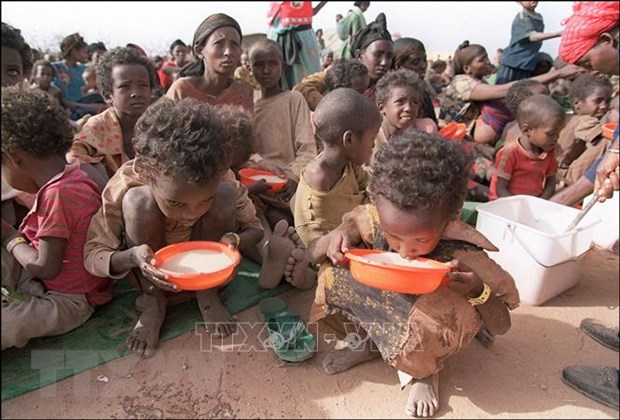  Phụ nữ và trẻ em tại trại tị nạn Kebribeyah, miền đông Ethiopia (Ảnh: AFP/TTXVN)