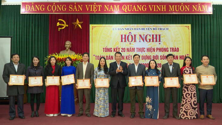 Đại diện lãnh đạo huyện Bố Trạch trao giấy khen cho các tập thể và cá nhân có thành tích xuất sắc trong thực hiện phong trào TDĐKXDĐSVH, giai đoạn 2000-2020.