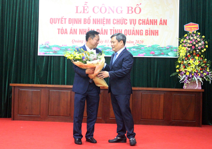 Đồng chí Vũ Đại Thắng, Ủy viên dự khuyết Trung ương Đảng, Bí thư Tỉnh ủy tặng hoa chúc mừng tân Chánh án TAND tỉnh Nguyễn Hữu Tuyến