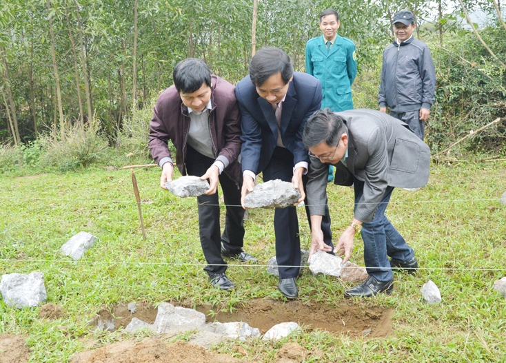 Các đại biểu khởi công xây dựng nhà “Đại đoàn kết” cho bà Lục Thị Minh