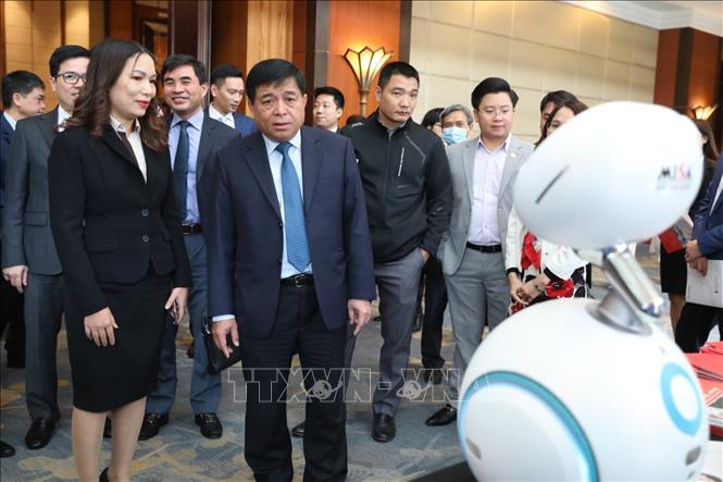  Các đại biểu tham quan các gian hàng giới thiệu chuyển đổi số tại buổi lễ công bố Chương trình Hỗ trợ doanh nghiệp chuyển đổi số giai đoạn 2021-2025, ngày 3-12-2020. Ảnh: Danh Lam/TTXVN